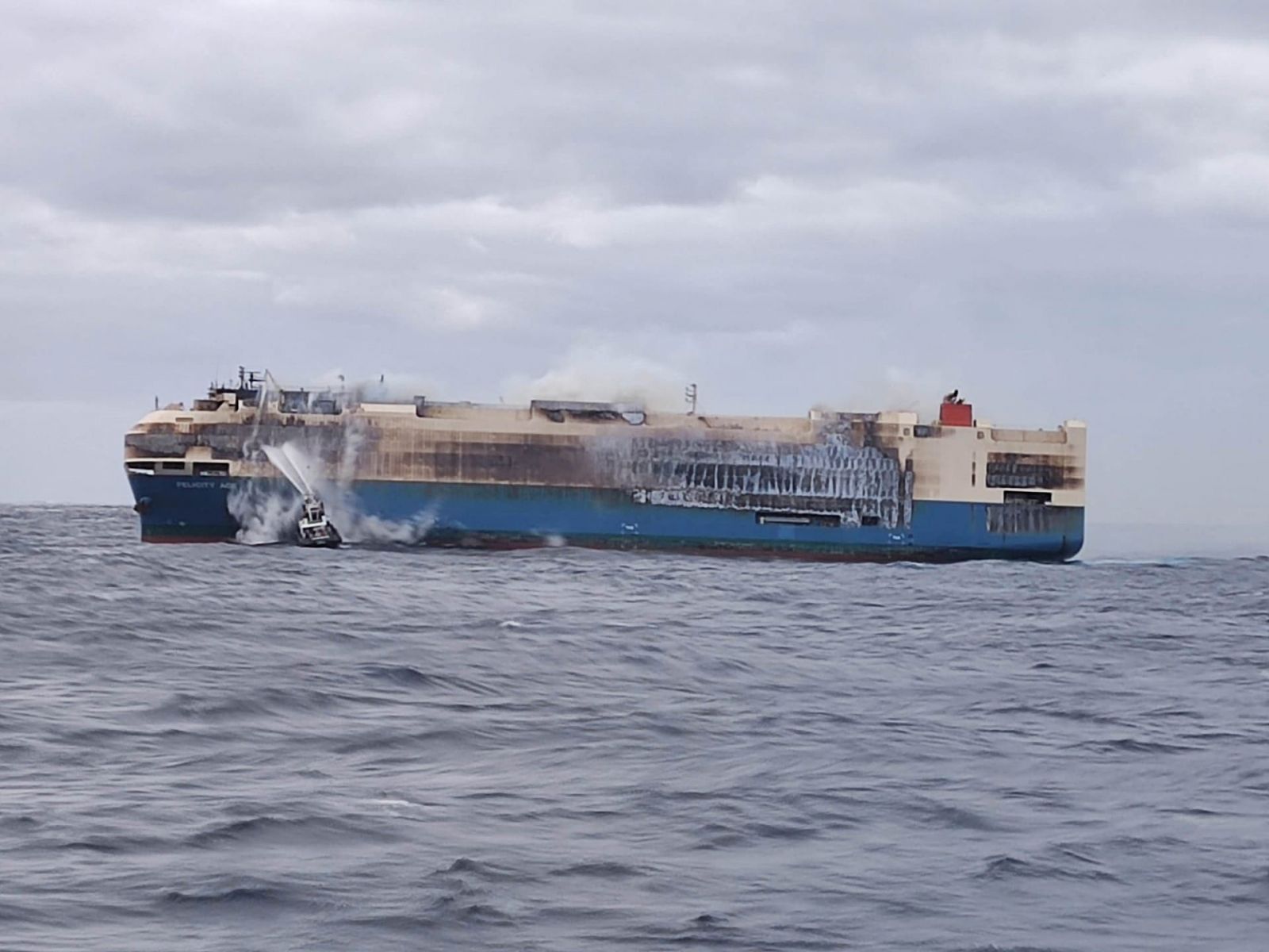 Грузовое судно с люксовыми электромобилями горит на судне в Атлантическом океане